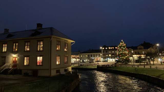 Julljusen lyser i stadskärnan mot Åmålsåns mörka vatten.