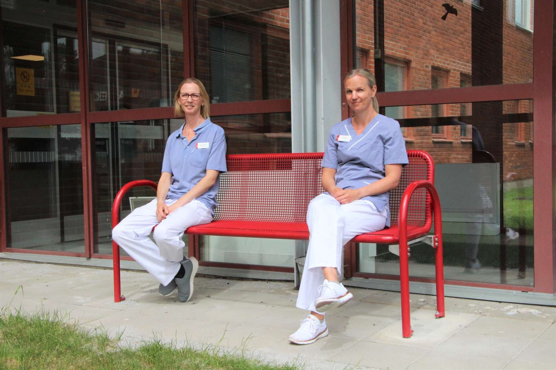 Karin Larsson, arbetsterapeut och Åsa Nilsson, sjukgymnast, har nu fått en helt ny patientgrupp att jobba med.