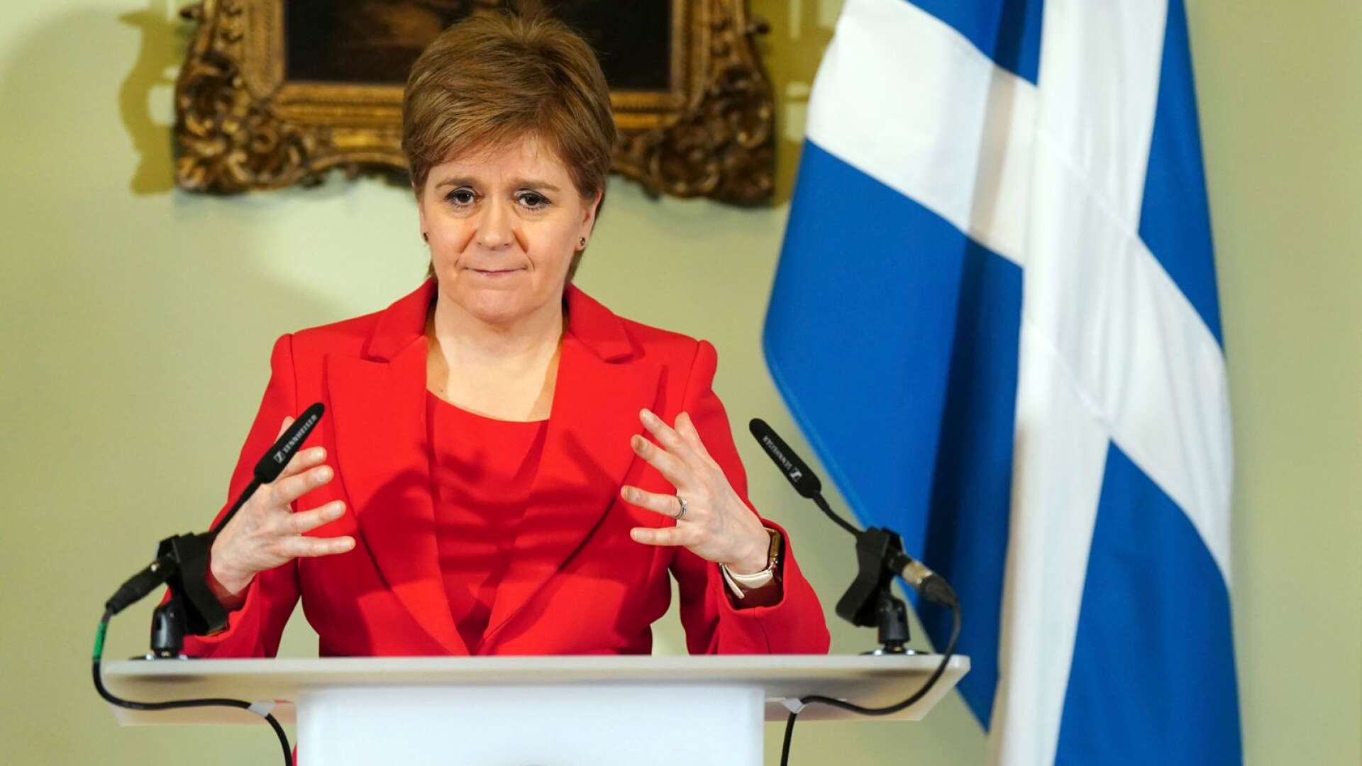 I december röstade det skotska parlamentet igenom Sturgeons förslag att det i princip bara ska krävas en ansökan utan vidare prövning för könsbyte, skriver Daniel Åkerman.