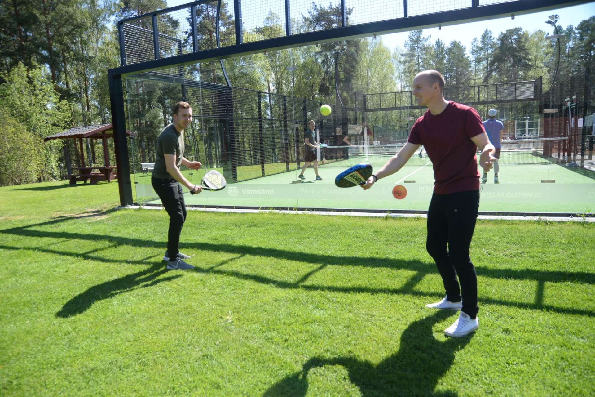 Fabian Sandberg och Jimmie Eriksson grundade seriespelet i padel som har pågått under våren och sommaren. I bakgrunden syns banan vid Arvika TK:s anläggning.