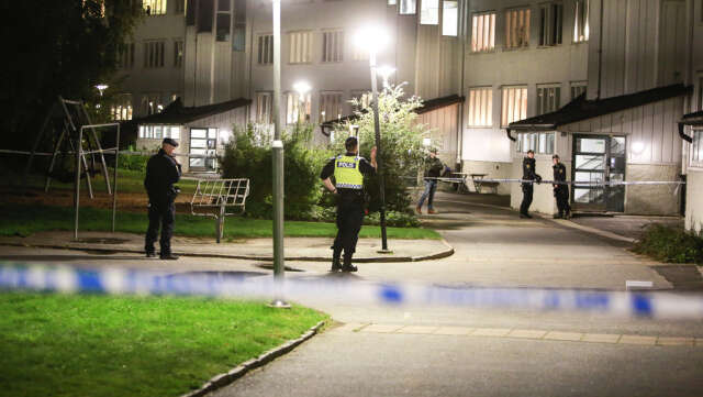 Två personer har skadats i en skottlossning i Biskopsgården i Göteborg. De båda har förts till sjukhus men deras skador är enligt polisen inte livshotande.