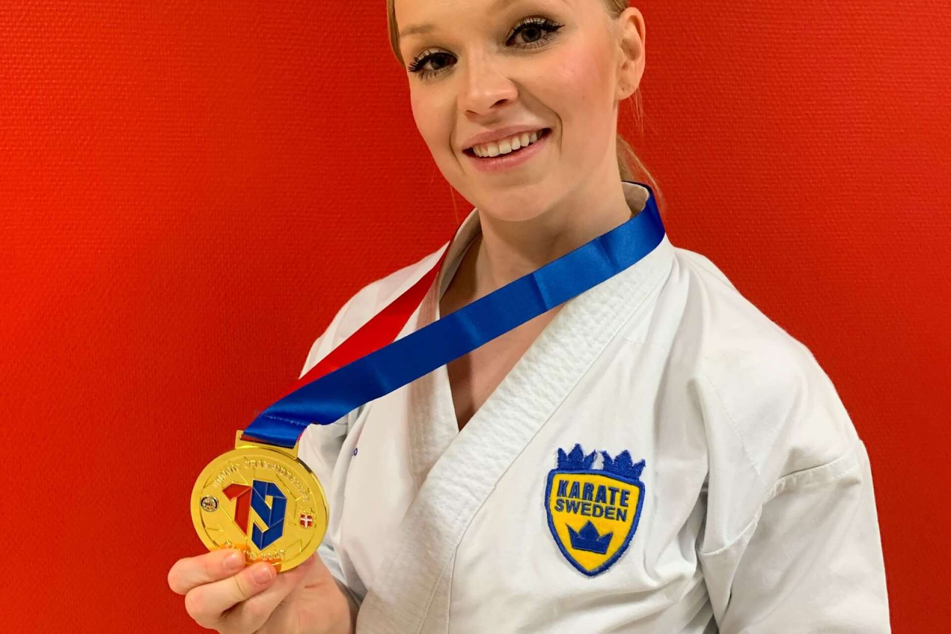 Mia Karlsson med guldmedaljen, OS-hoppets andra raka i NM. 