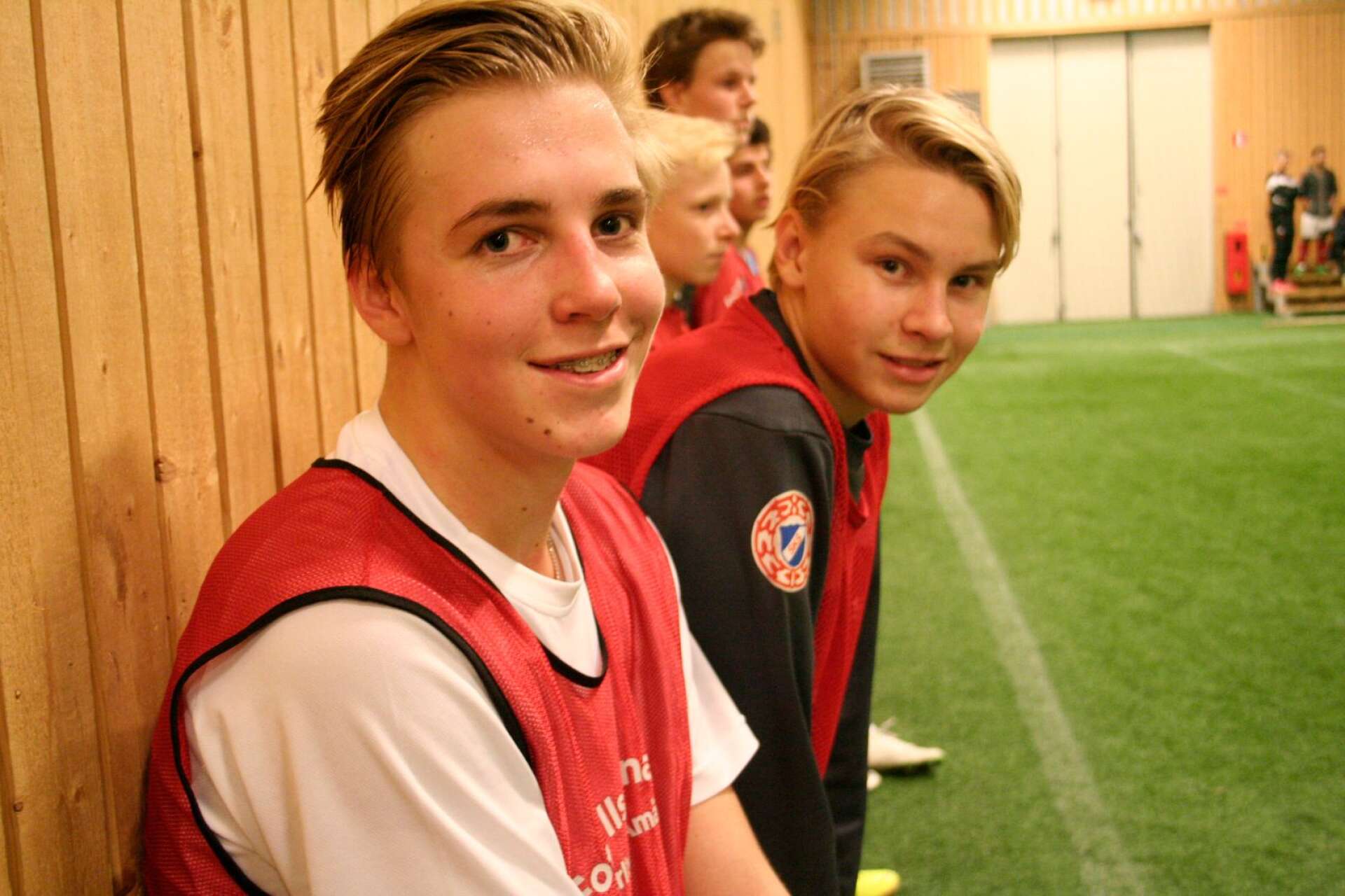 Jacob Anderberg, här tillsammans med Jakob Hedborg, gick fotbollslinjen på Karlbergsgymnasiet. Strax efter studenten tvingades han ge upp satsningen, på grund av skador.