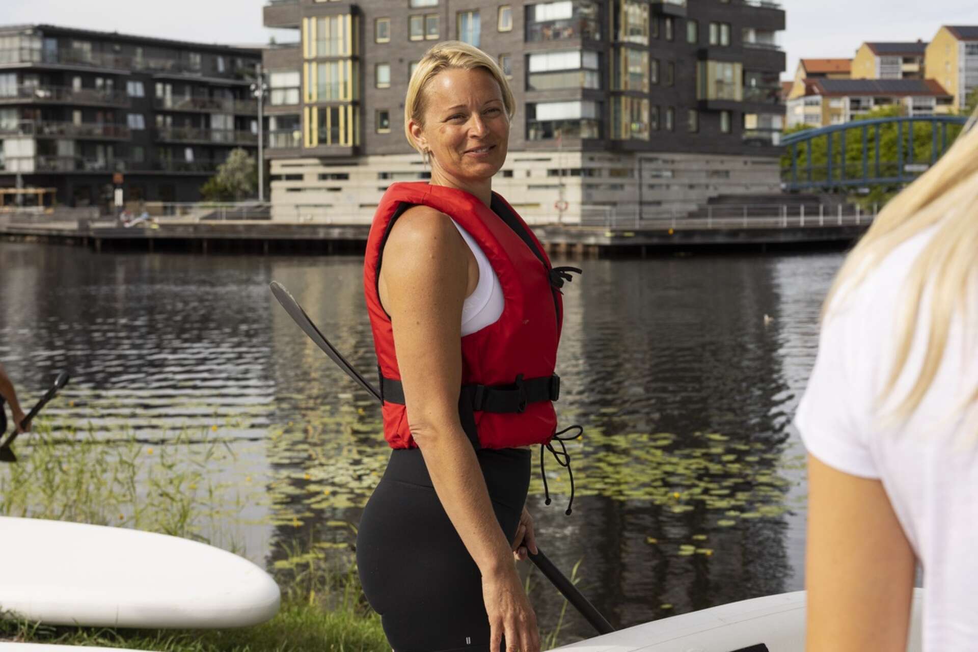 Sara Olsson älskar vatten och är glad att sup-yoga nu finns i Karlstad.