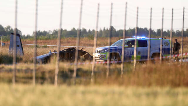 Arbetet med att identifiera de omkomna efter flygkraschen i Örebro kommer att pågå hela helgen. Tidigast på måndag väntas det vara klart, enligt Rättsmedicinalverket.