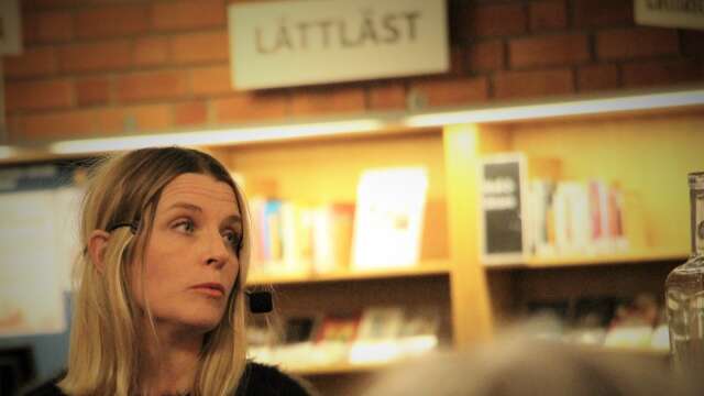 Inte lättläst, men ändå lätt att läsa. Johanna Frändén har en stilistisk höjd i sina krönikor, men säger att hon inte vill vara snobbig mot läsarna.