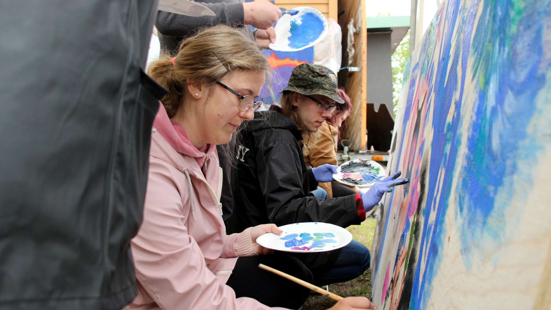 Elever från Skövde konstskola målar live. På bilden Amanda Nilsson och Alex Green.