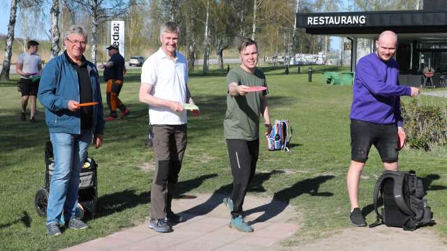 Göran, Nicklas, Alexander och Rasmus gör ett kast för discgolf.
