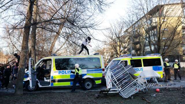 Polisen motar bort motdemonstranter i Sveaparken i Örebro på långfredagen tidgare i år. Arkivbild.