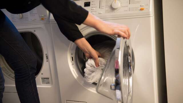 En kvinna har anmält att någon stulit kläder av henne från tvättstugan.