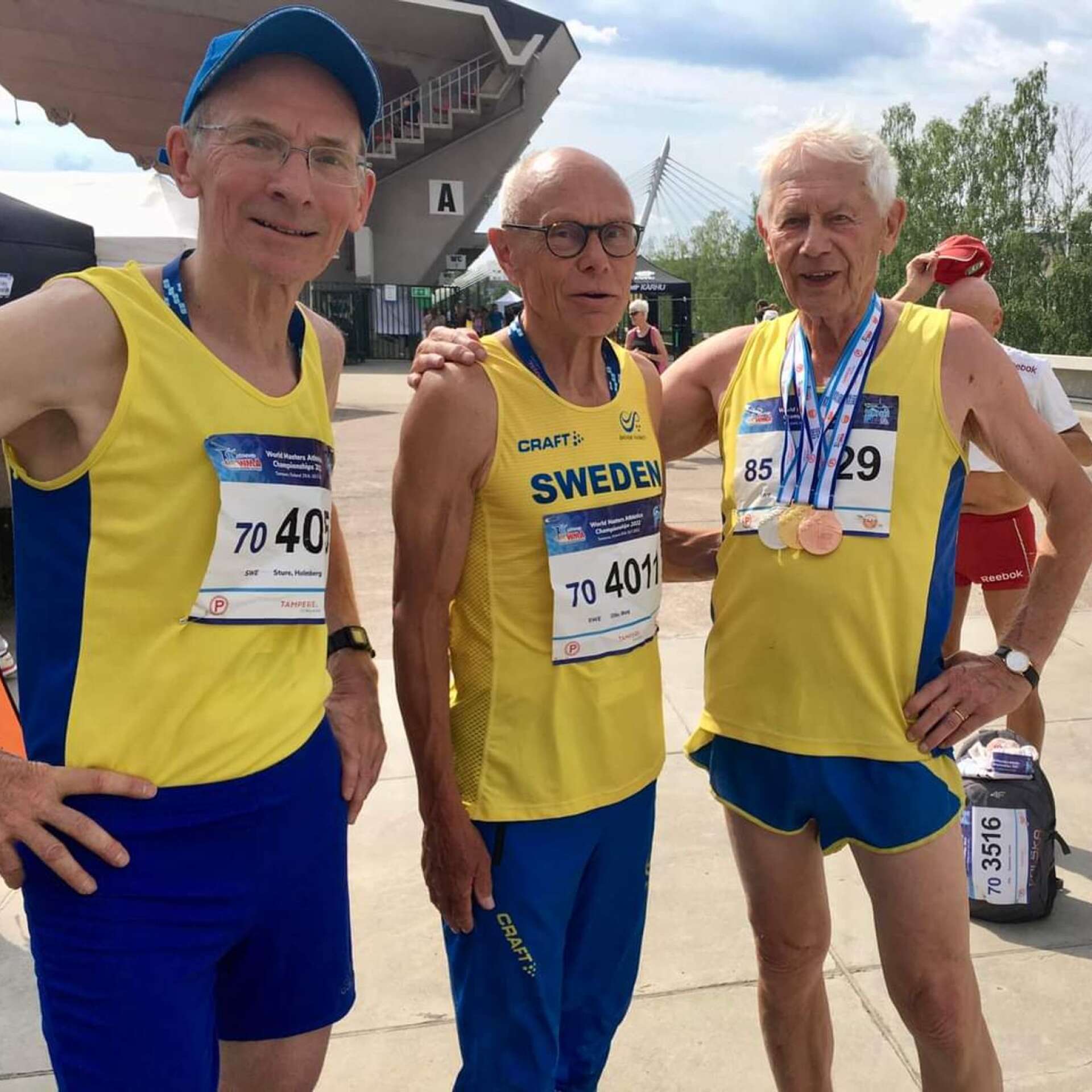 Olle Borg (i mitten) tillsammans med Sture Holmberg som vann längdhoppet och Östen Edlund som tog ett flertal medaljer i kastgrenar. Han är gammal elitkastare som bland annat var med på OS i Rom 1960. Nu tävlar han i 85-årsklassen.