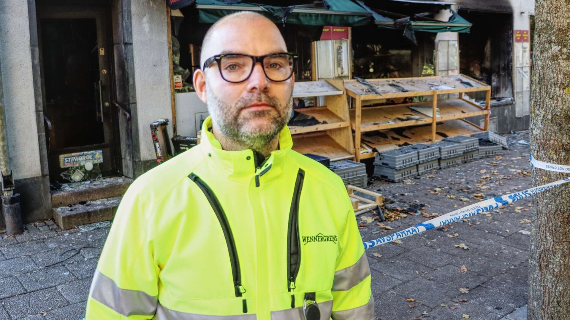 Erik Eriksson, vd för Wennergrens, utanför eldhärjade butiken på måndagen. 