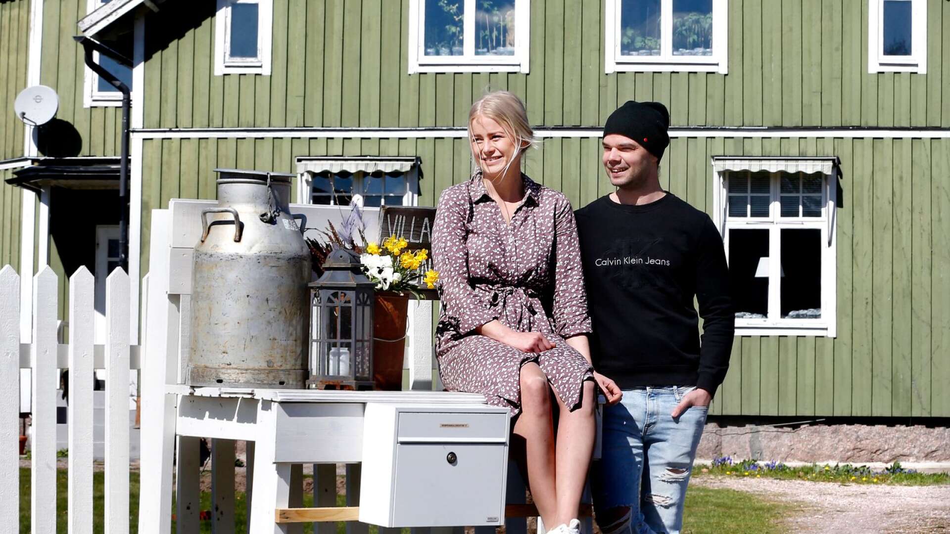 Det unga paret Hanna och Robin framför villan i Åmål.