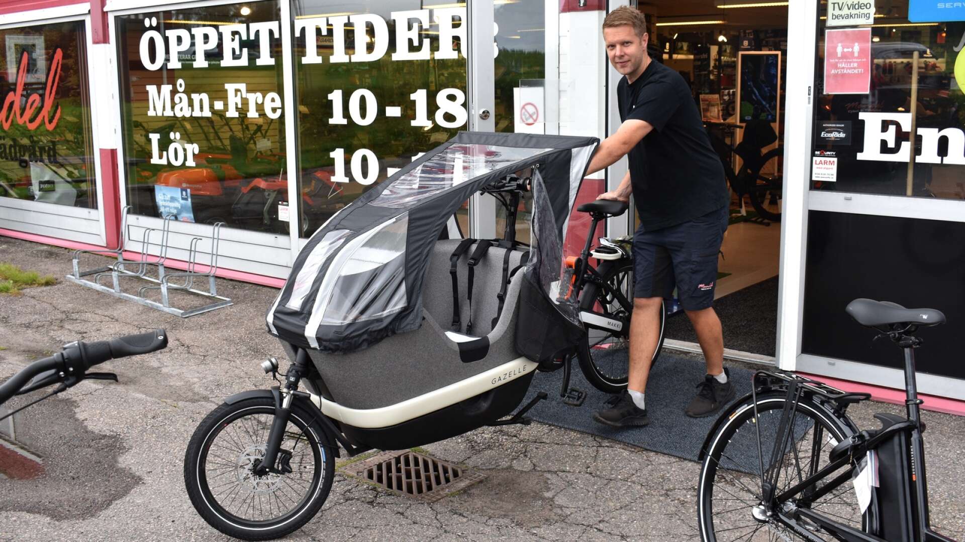 Jonas Magnusson på Mandel Cykel och Trädgård leder ut den tvåhjuliga varianten.
