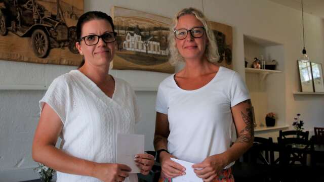 Lina Gullbrand och Maria Bäckman fick ta emot Liberalernas pedagogiska pris på 5000 kronor vardera.