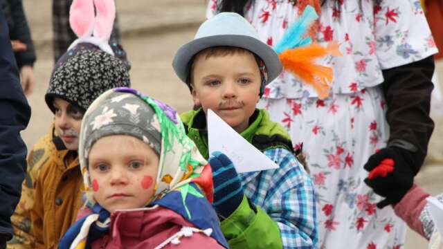 Hundratals deltog i den årliga påskparaden i Torsby under skärtorsdagen.