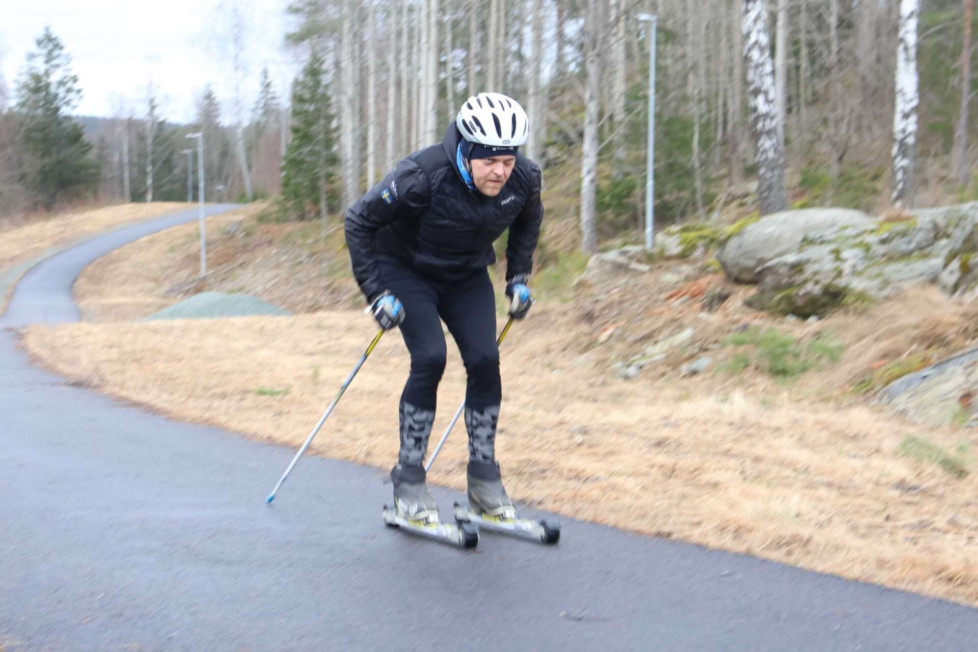 De flesta skidpassen blir på rullskidor för Fredrik Lund som här på det asfalterade motionsspåret vid Långevi.