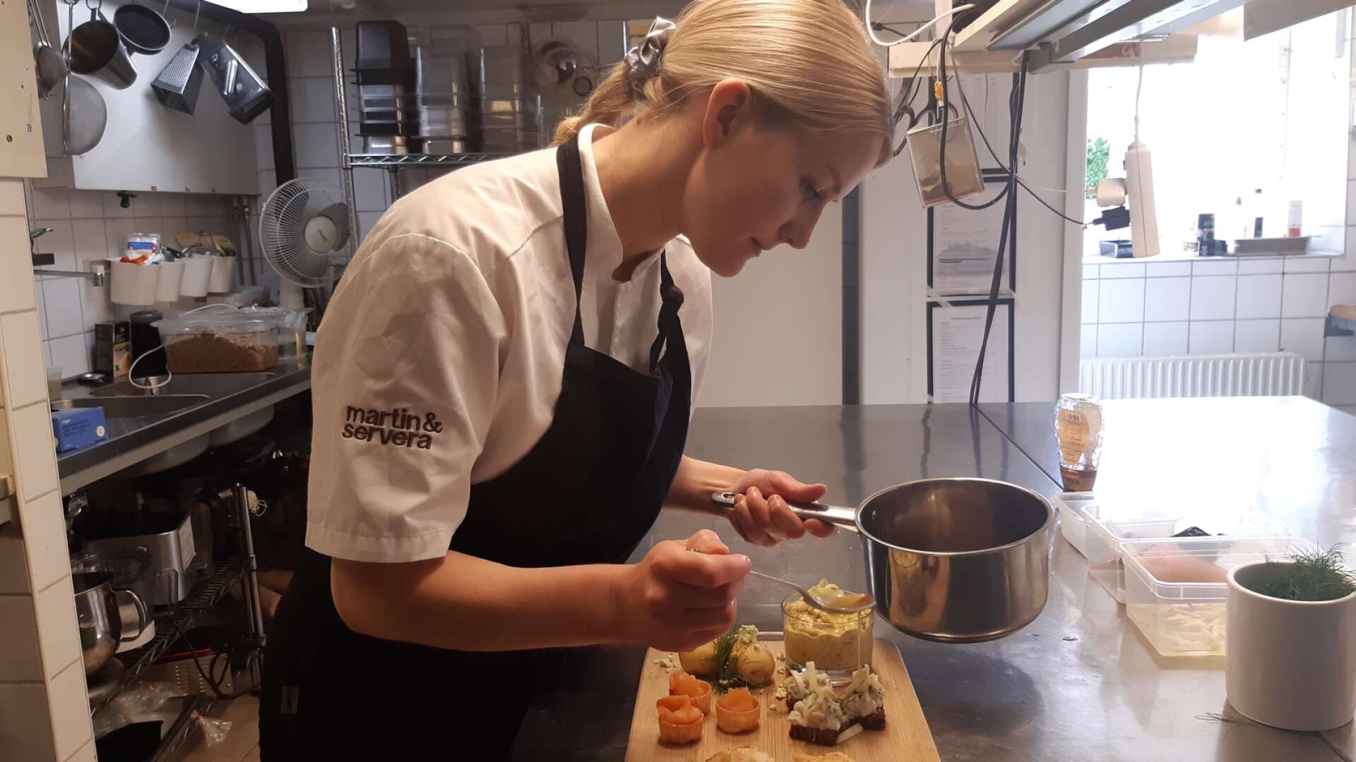 Elin Wiippola är kock på Hotell Hertig Karl i Filipstad, här lägger hon upp några tilltugg till midsommarmåltiden – tilltugg som är goda och som inte kräver särskilt mycket tid i köket.