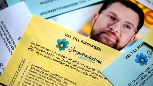Valsedlar för Sverigedemokraterna med bild på partiledaren Jimmie Åkesson.
