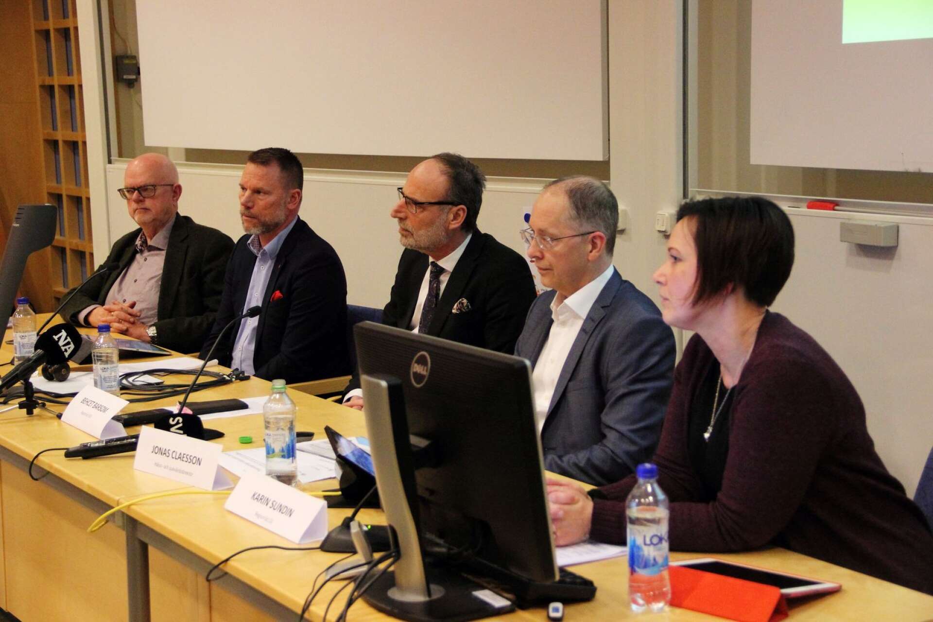 Jonas Claesson, hälso- och sjukvårdsdirektör, (tvåa från höger i bild) presenterar vad han kommit fram till i utredningen kring BB på Karlskoga lasarett och den politiska majoriteten backar upp, från v: Torbjörn Ahlin (C), Andreas Svahn (S), Bechet Barsom (KD) och Karin Sundin (S)