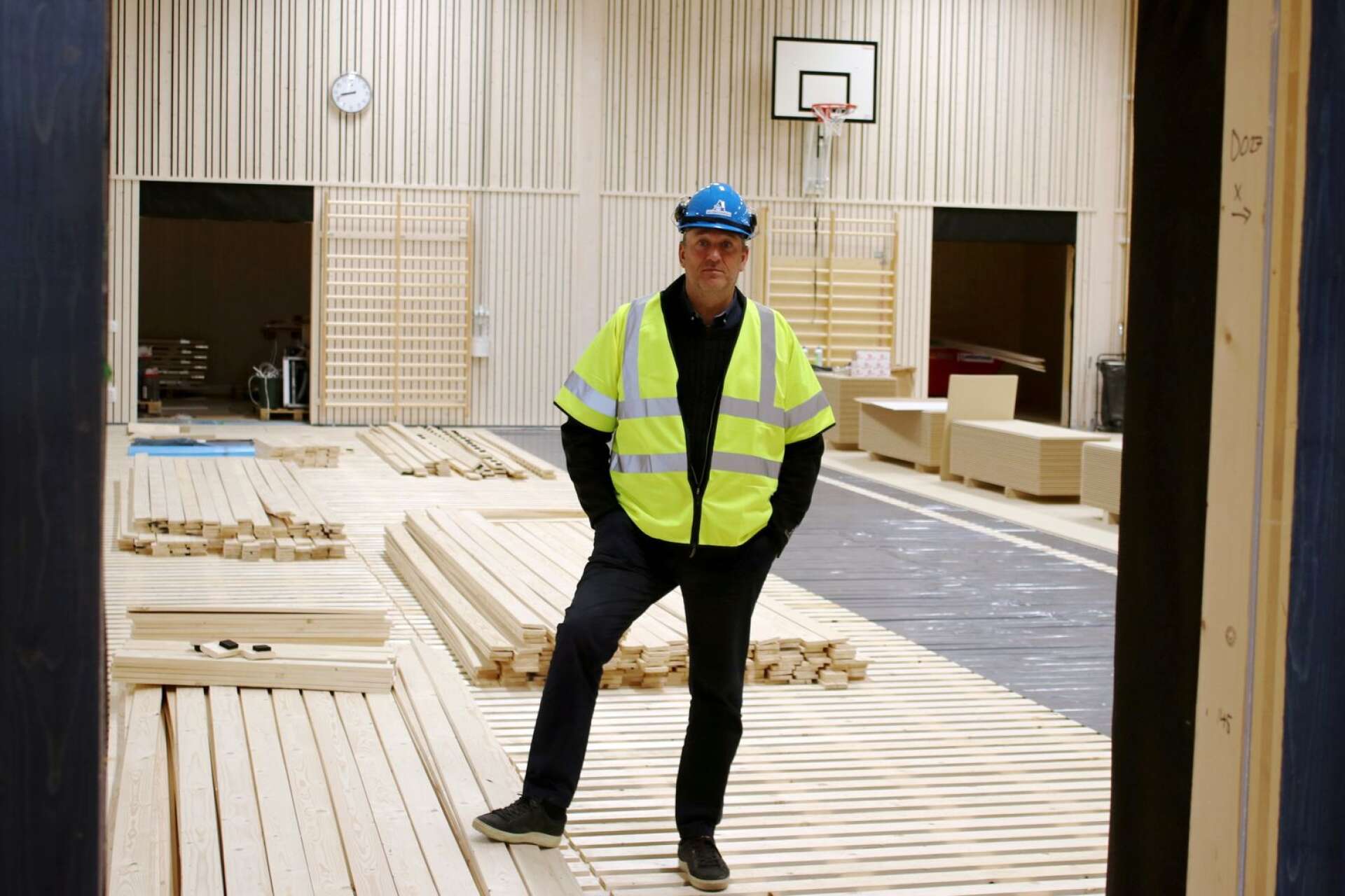 Magnus Dalsbo i idrottshallen. Det enda större arbetet som återstår invändigt är golvläggningen. 