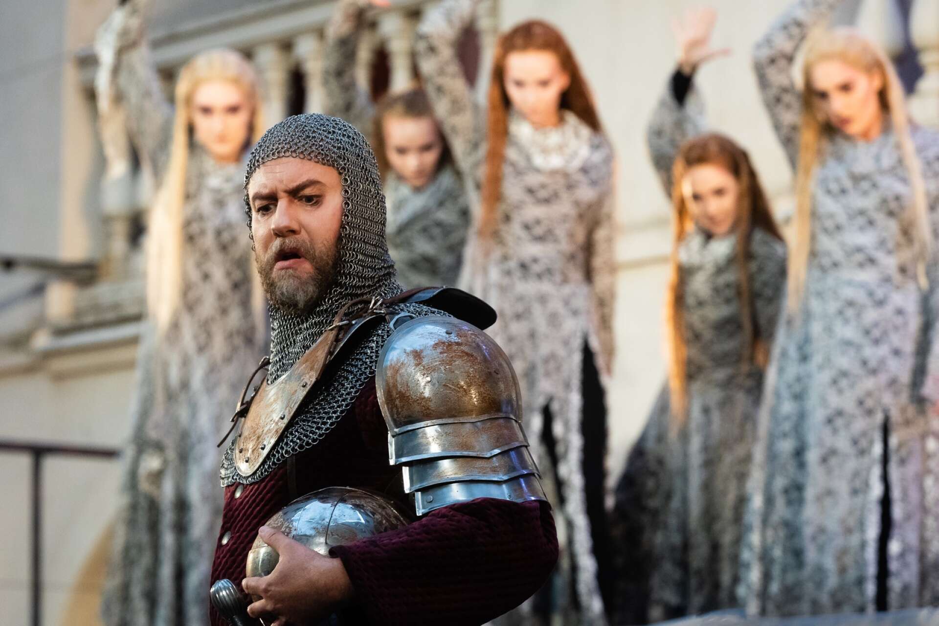 Operan ”Macbeth” som i år framförs på Läckö Slott är en blandning av häxor, svärd, triumf, sammanbrott och blod.