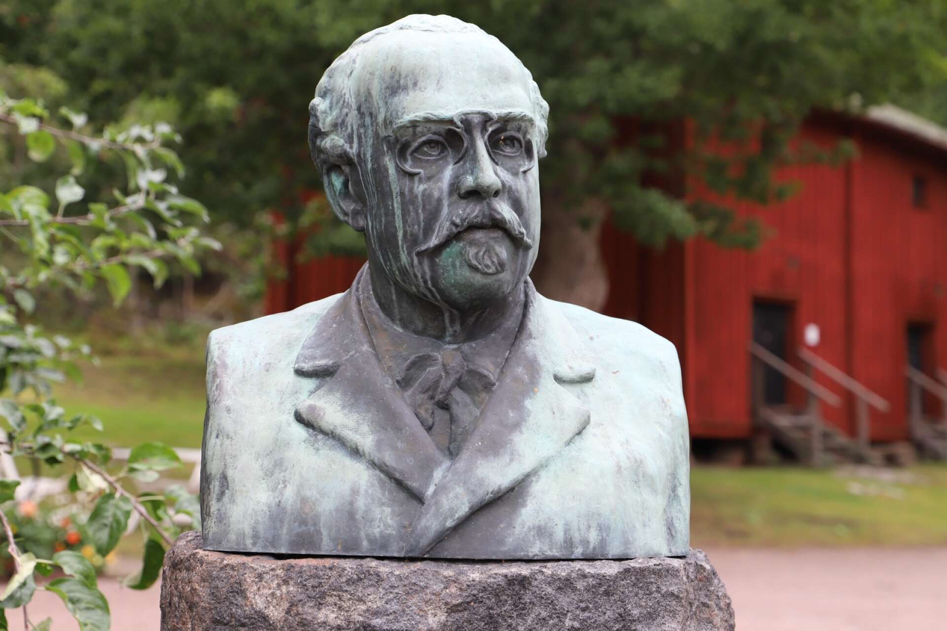 Gustaf Fröding-skulpturen blickar mot skaldens födelsehem Alsters Herrgård.