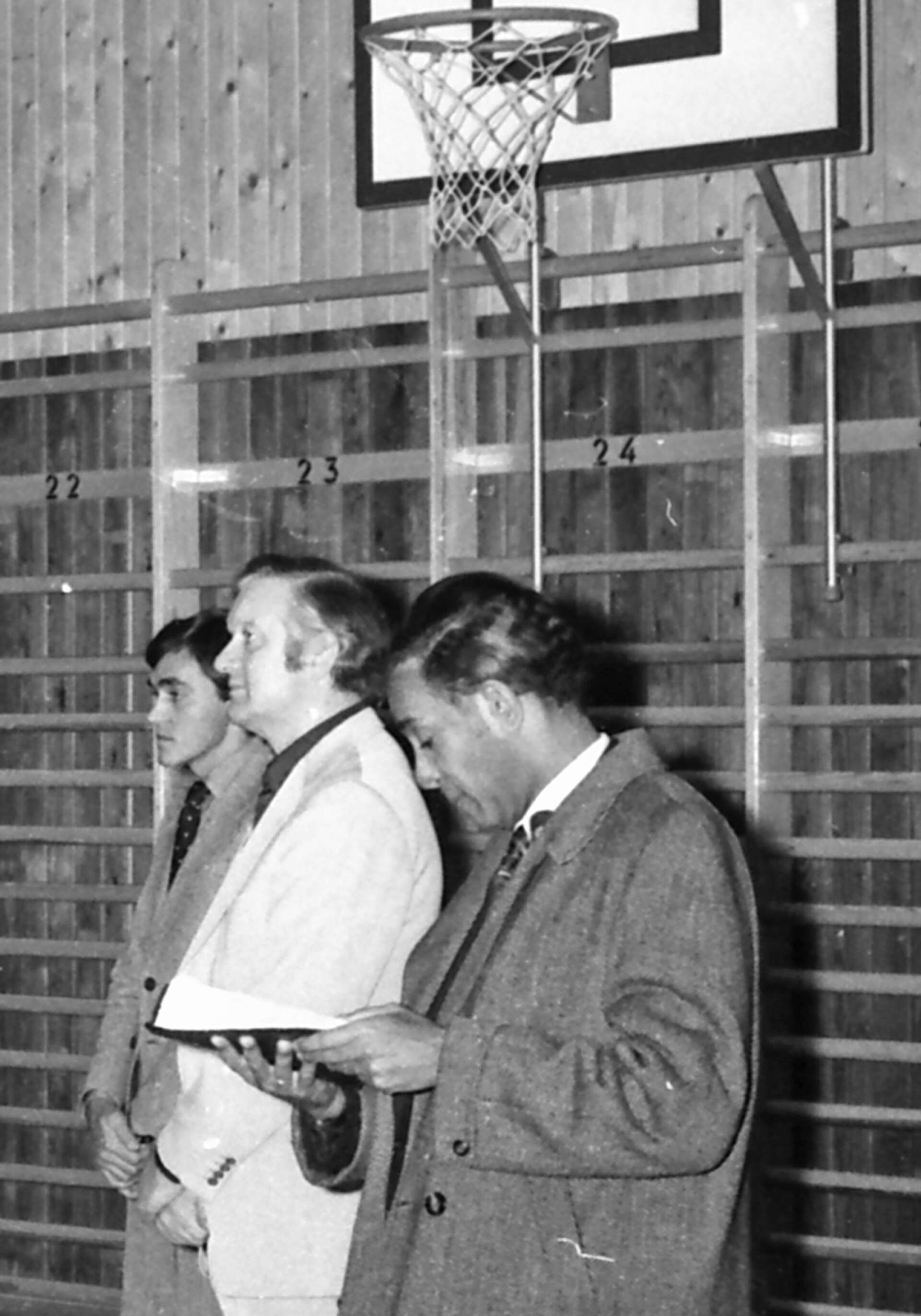 Matchur och basketbollkorg är kanske inte vad man förknippar med Jan Sparring, som ses i mitten på bilden. Den tidigare operasångaren blev frälst och övergick till en religiös repertoar. Redan hösten 1974 framträdde Jan Sparring i Tegnérhallen. 