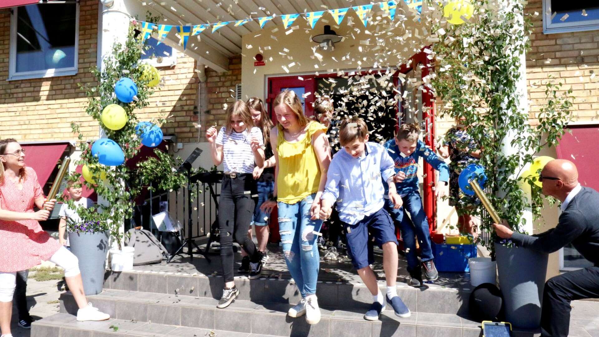 På grund av coronapandemin förra året firades skolavslutningen i Fågelås inte enligt tradition i kyrkan utan på skolgården med sång, tal, ballonger och konfetti. 
