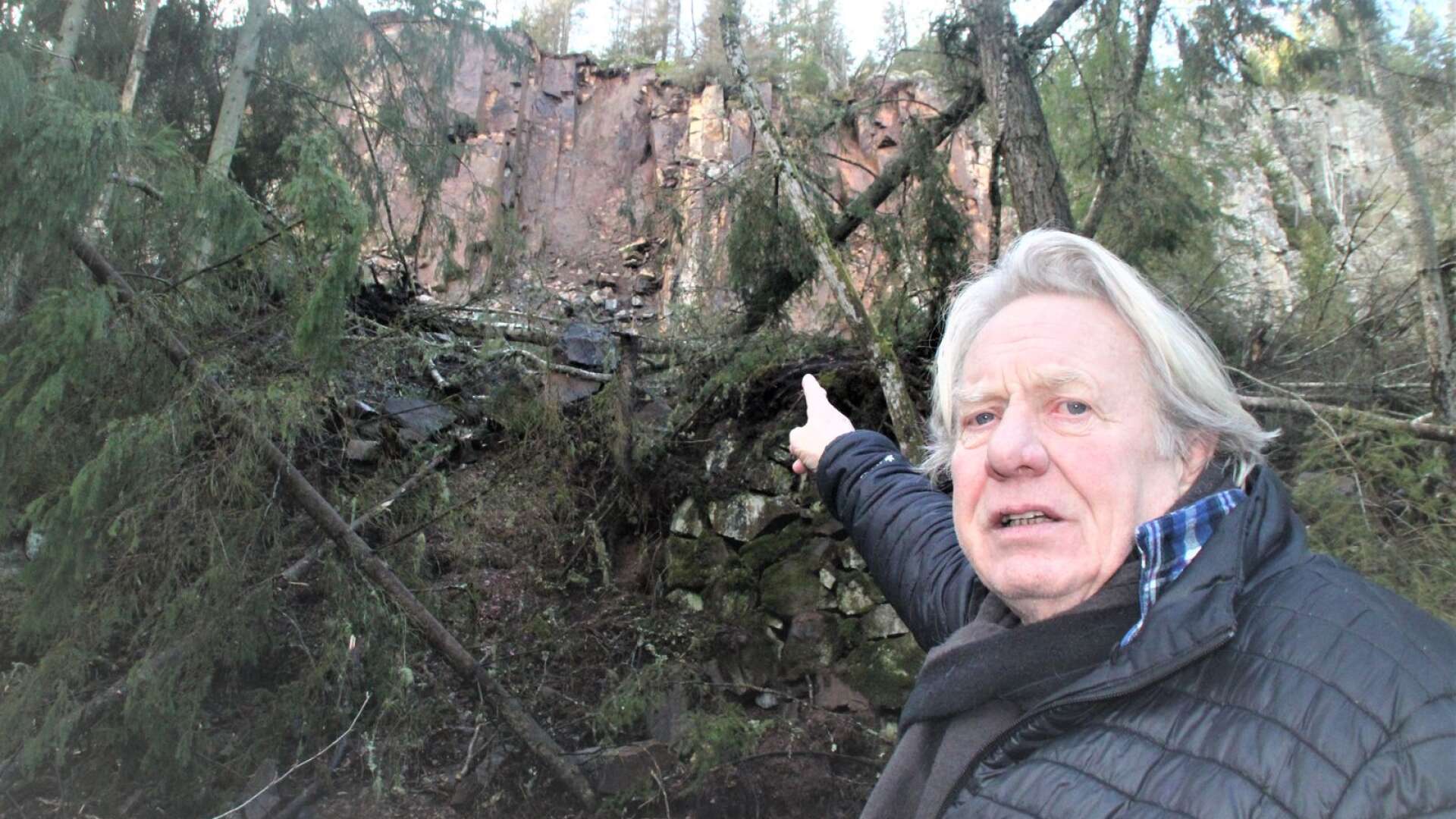 Ett stort ras har inträffat på Hunneberg och enorma stenar har plöjt fram genom skogen och landat på den gamla landsvägen, ett hundratal meter öster om Jan Nilssons hus.