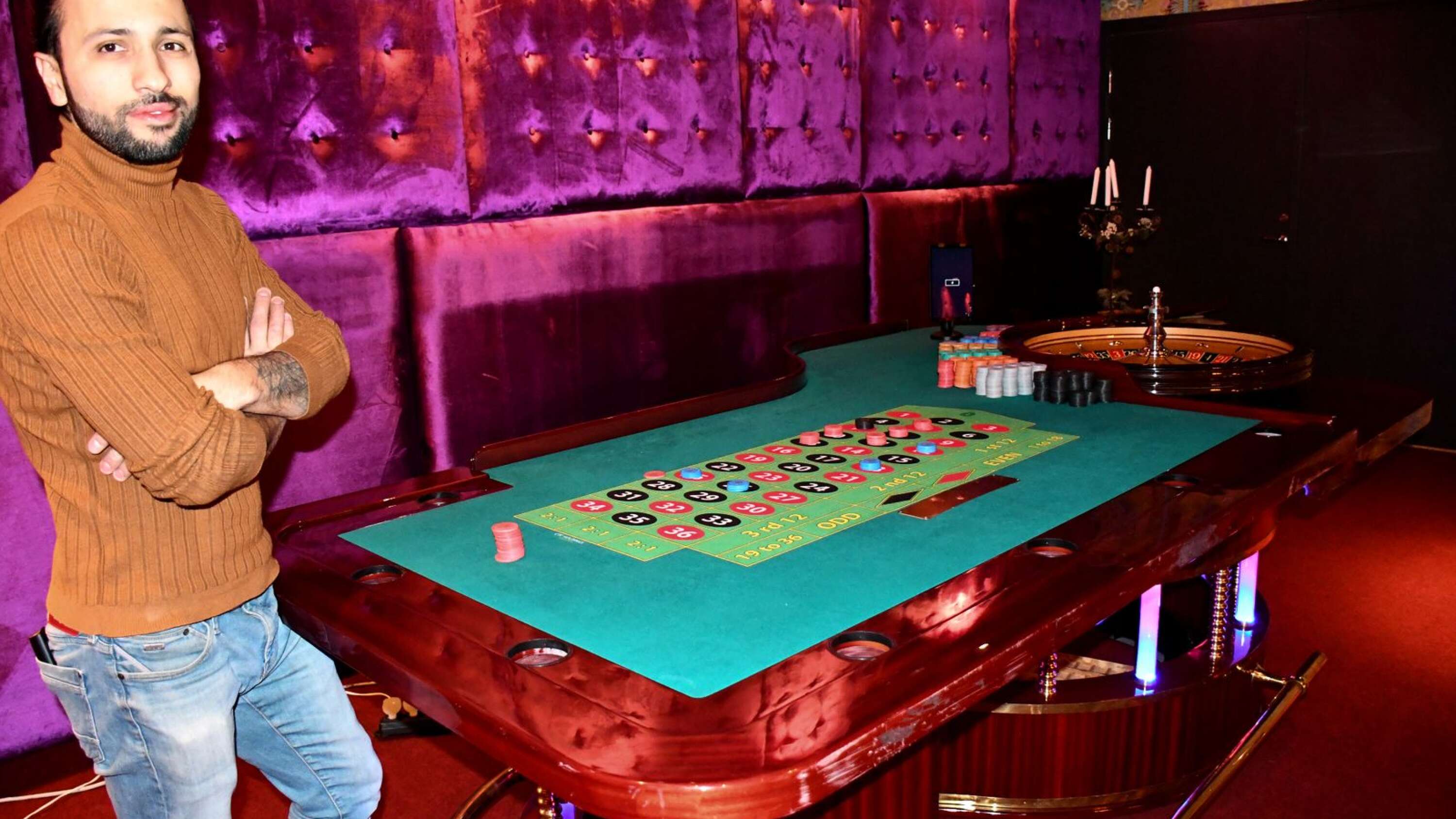 Sahin Oguz vid roulettebordet, som kommer från Las Vegas och är det enda av sitt slag i Sverige.