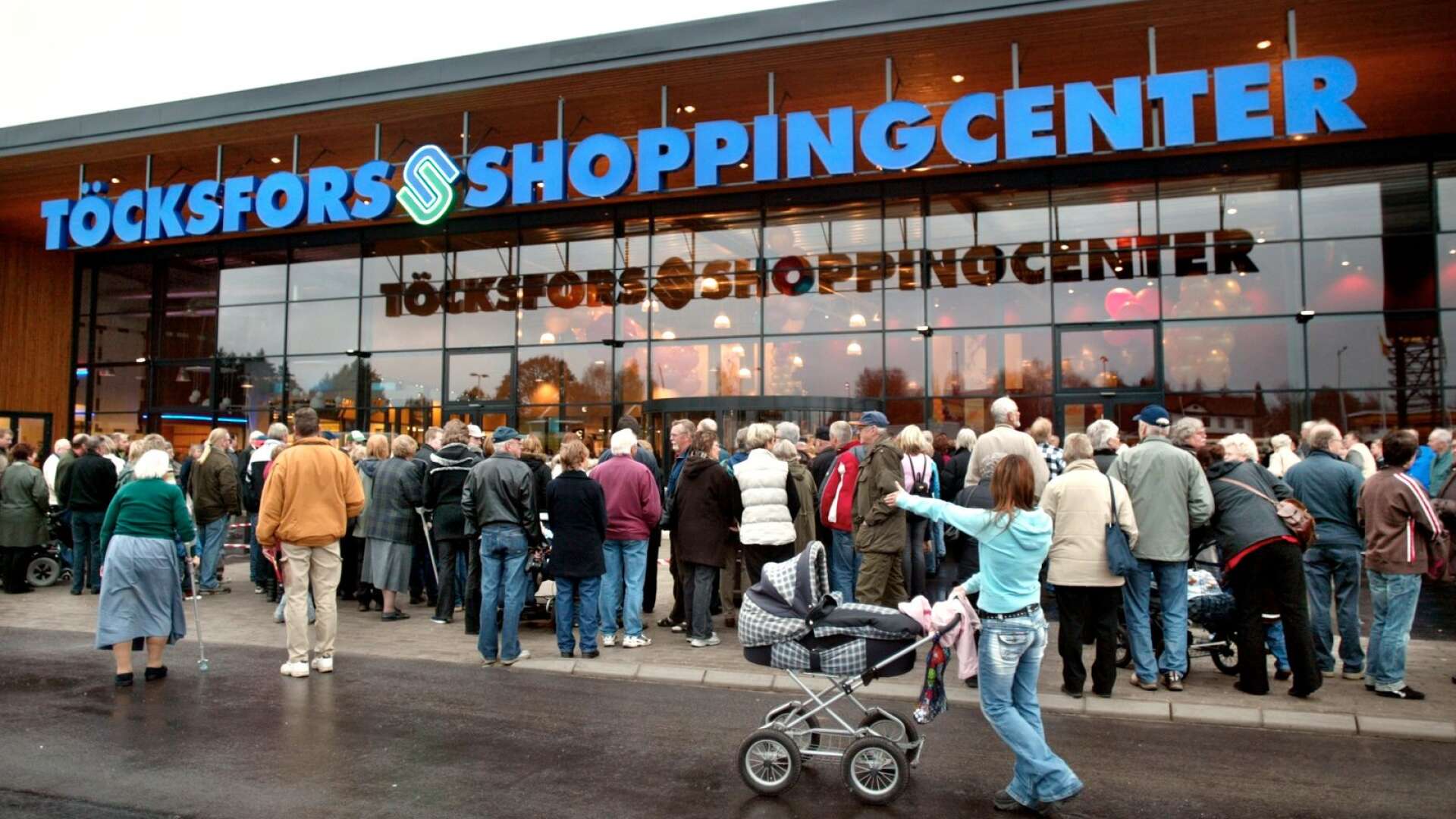 Besökarna fortsätter komma till Töcksfors shoppingcenter, som i våras fick flera nya butiker som drar.