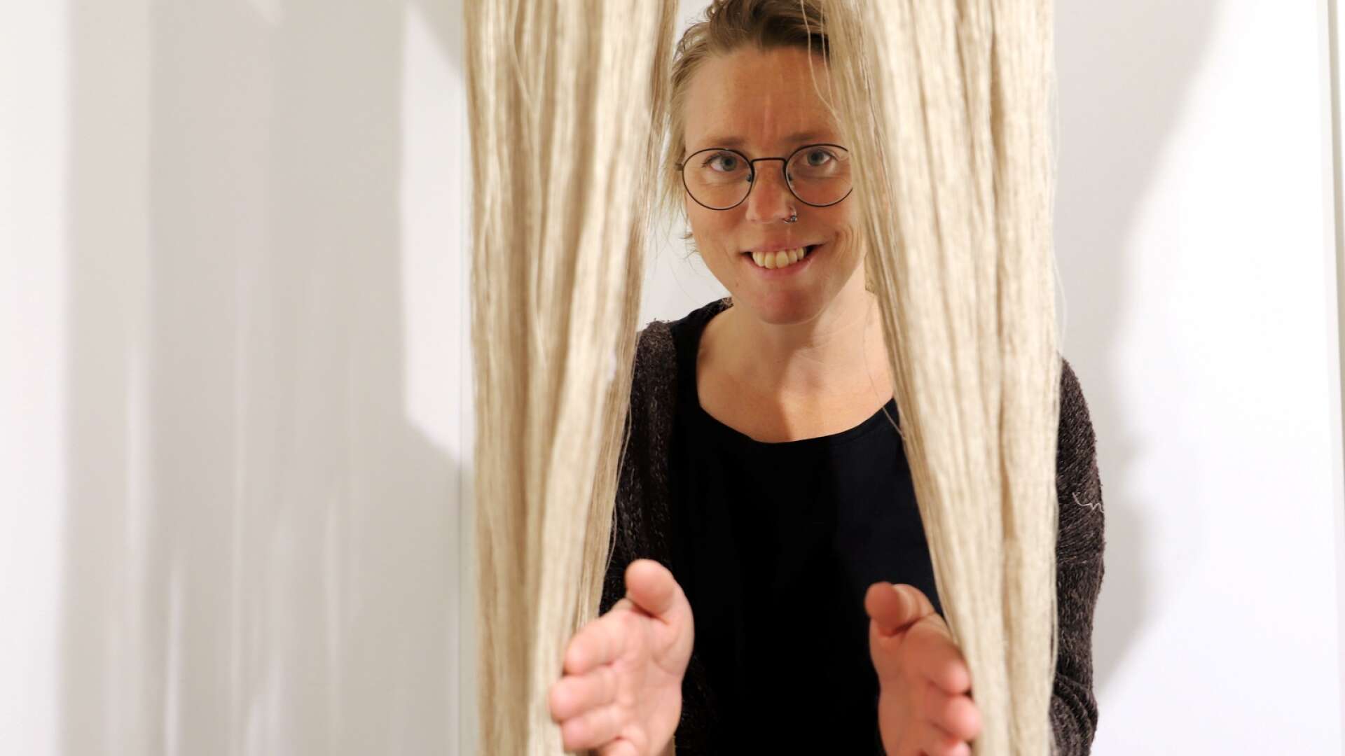 Textilkonstnären Maria Andersson bytte Berlin mot Södra Ström i Årjäng - nu har hon sin första utställning i Värmland