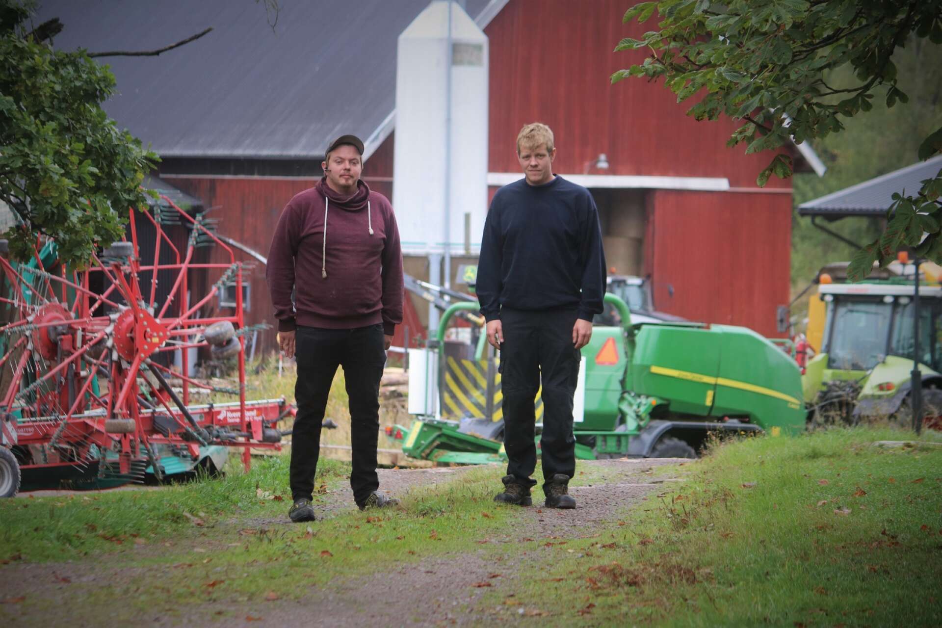 Anders Danielsson började jobba på gården för ett par år sedan, efter några år som lastbilschaufför, medan Erik Danielsson jobbat på gården i åtta år. 