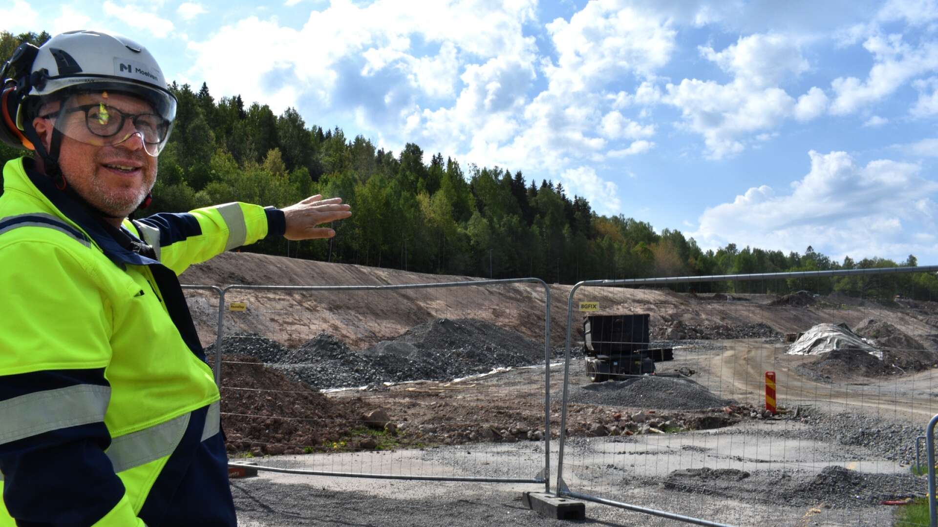 Här, längs Österviksvägen, ska den nya pelletsfabriken byggas. Thomas Haglund berättar att den blir stor som fyra fotbollsplaner.