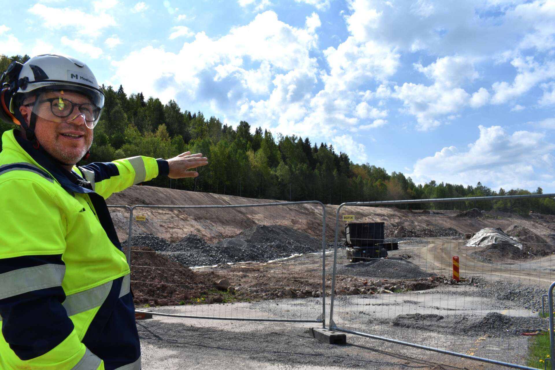 Här, längs Österviksvägen, ska den nya pelletsfabriken byggas. Thomas Haglund berättar att den blir stor som fyra fotbollsplaner.