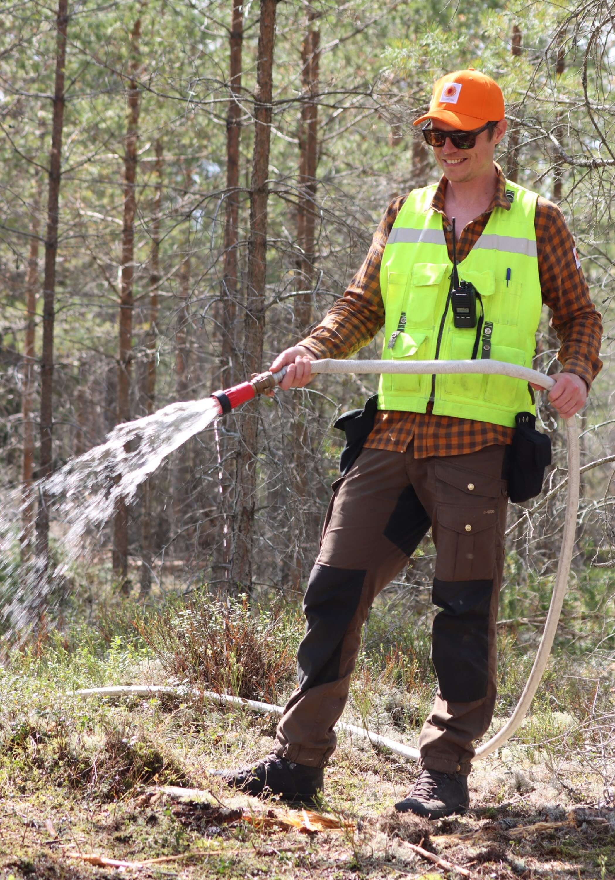 Anders Niklasson, skogvaktare från Stora Enso, jobbar med att vattna marken i skogen.