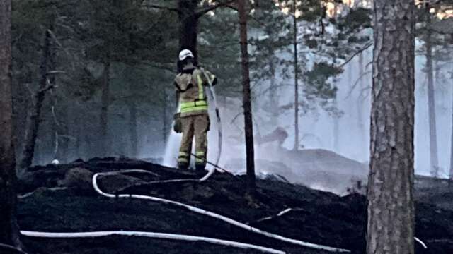 Faran för bränder i skog och mark är stor just nu. Här en bild från bekämpning av en skogsbrand  i Flåvik, Eskilsäter, 2021. 