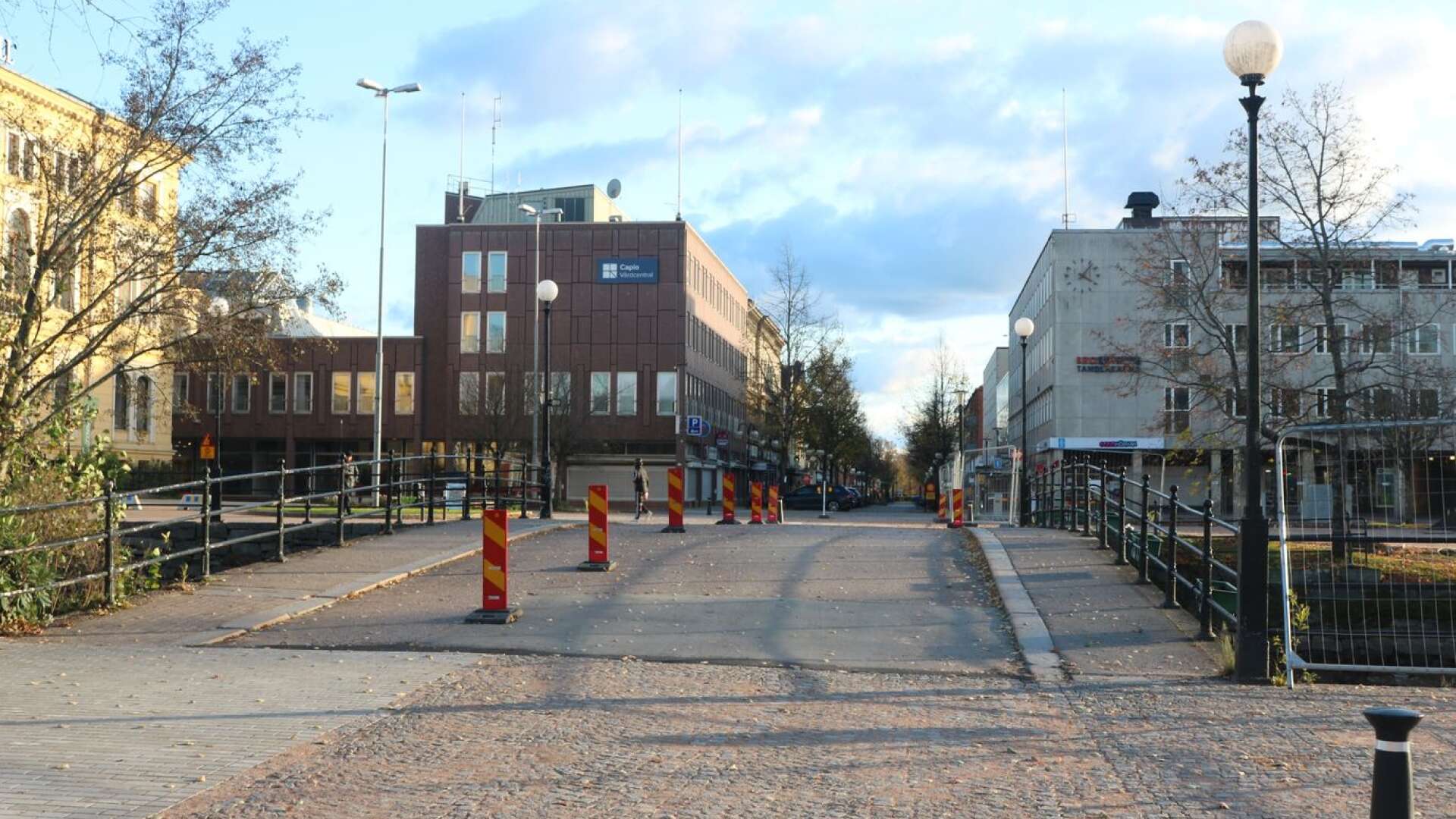 Nu är hela Kungsgatan åter öppen för biltrafik. Tillfälliga vägskyltar har sats upp, bland annat sidomarkeringshinder, så kallade sergeanter, för att skilja den enkelriktade bilvägen från den breddade cykel- och gångbanan.