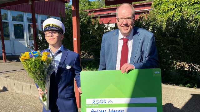 Andreas Johansson fick diplom, check och blommor av Carl-Uno Olsson från bolaget cDoc.