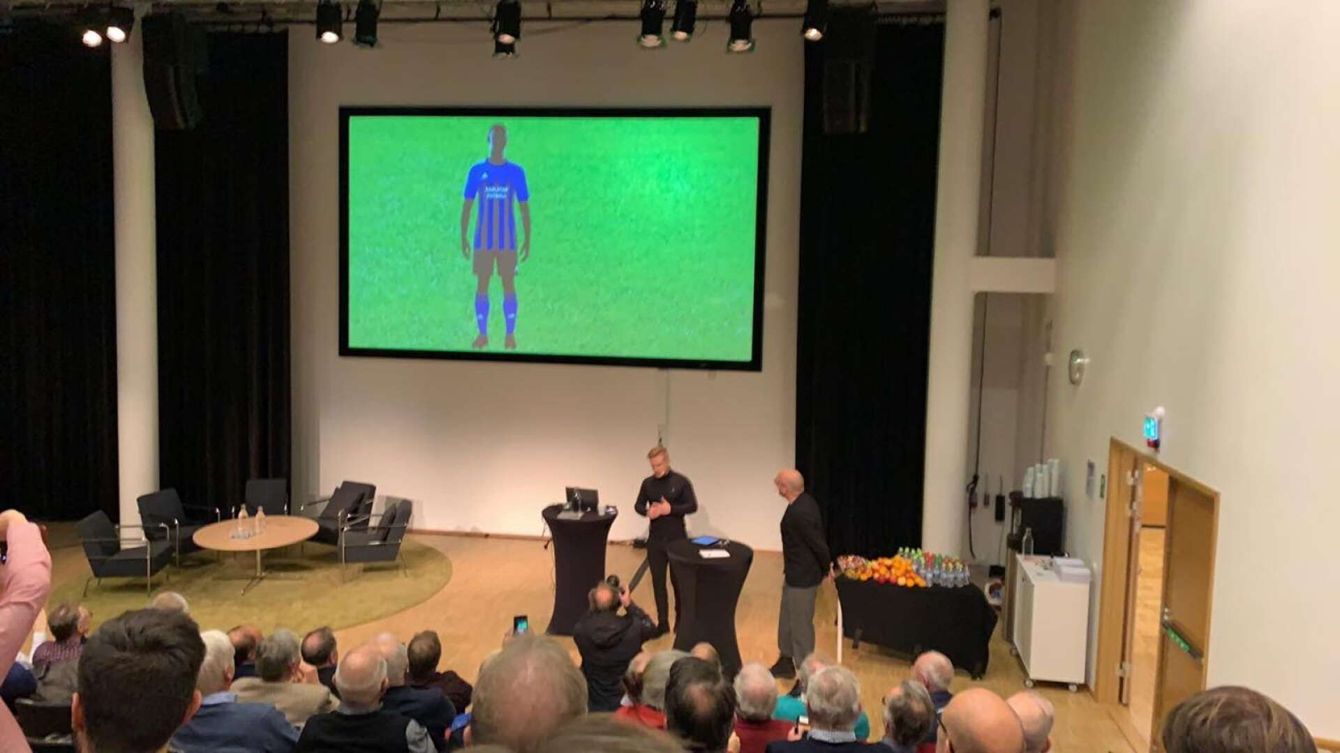 Det nya samarbetet i Karlstadsfotbollen kommer att få namnet IF Karlstad Fotboll. Här presenteras klubbdräkten. 