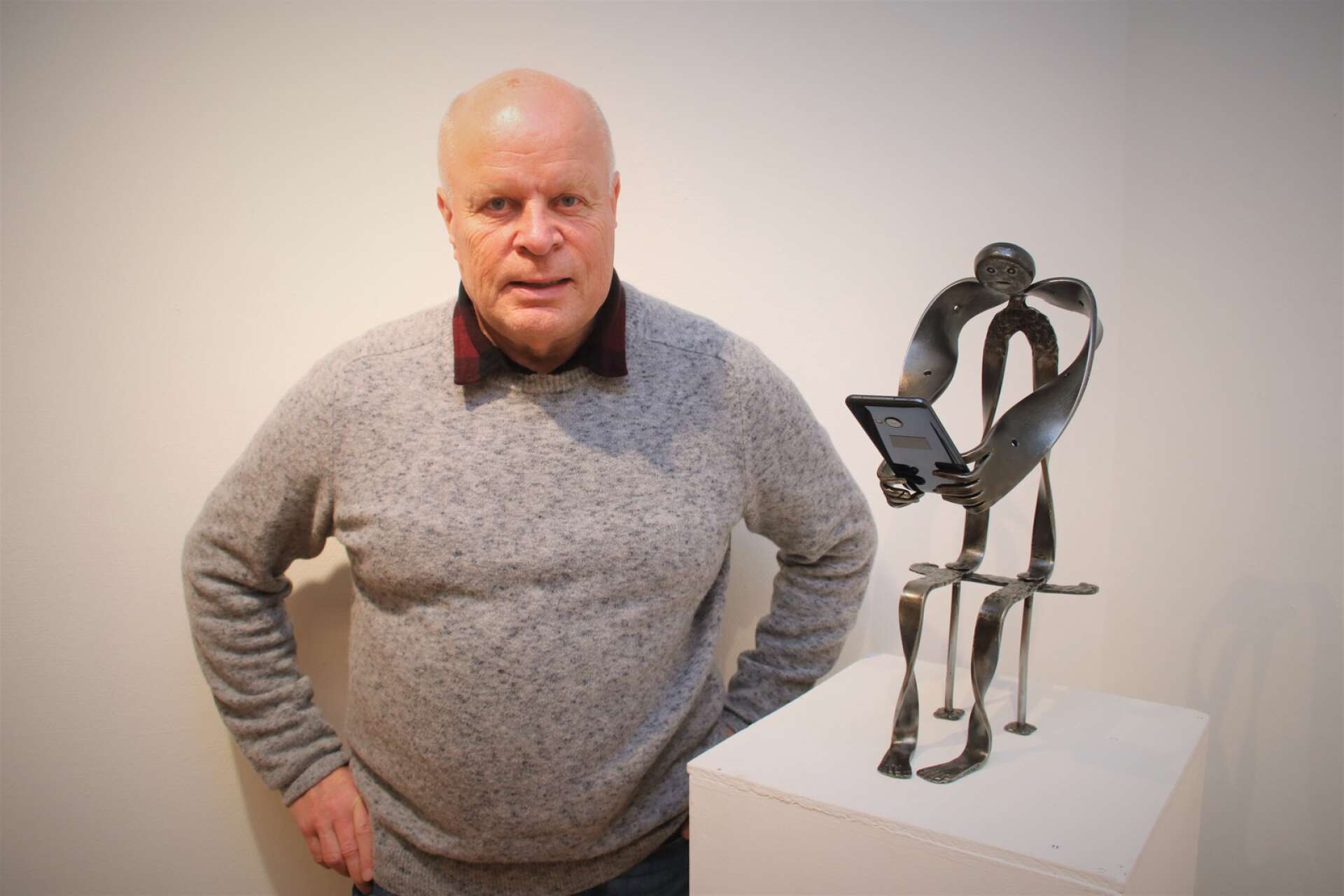 Pertti Nyqvist vid sitt verk ”Uphone”. ”Det är spännande att få vara med här”, säger konstsmeden från Borgvik. 