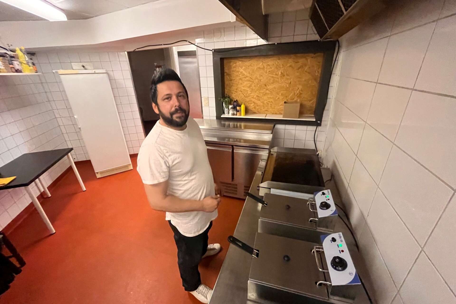 Tolga Kilinc har utrustat köket med nya maskiner.