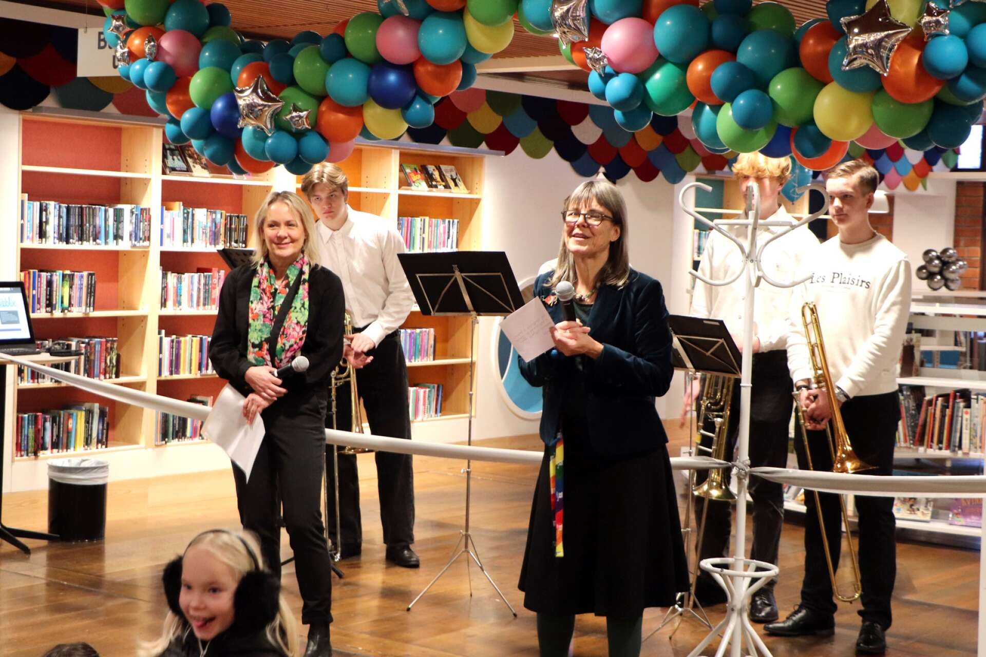 Kultur- och fritidsnämndens ordförande Helene Lundqvist (M) och bibliotekschefen Anna Gullstrand invigningstalade.