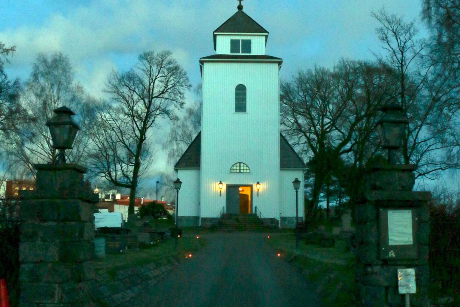Billingsfors kyrka där kyrkoherde Katia Postol höll julnattsgudstjänst med kör.