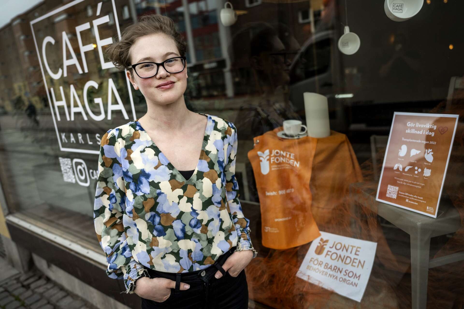 På Café Haga gör Alex sin praktik på vuxenutbildningen, och just nu har hon sett till att fixa en temavecka för Jontefonden som stöttar organdonerade barn.