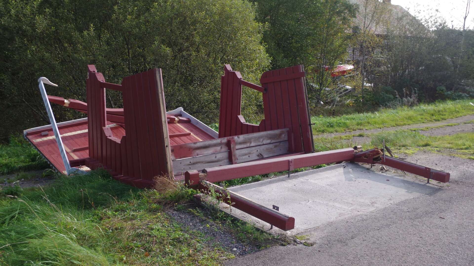 Cirka 25 000 kronor plus arbete är kostnaden att återställa en busskur som total slagits sönder vid Wiksfors i Långserud.