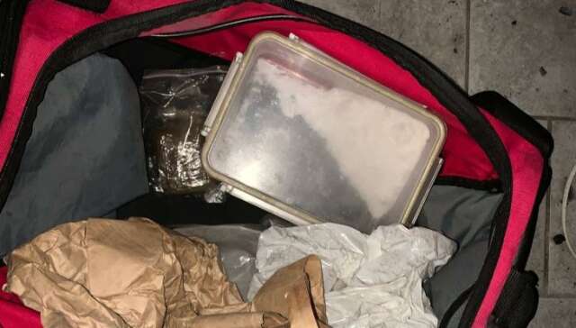 I huset där det brann hittade polisen en väska med narkotika. 102  gram kokain, 70,2 gram hasch samt 270 tabletter och 0,44 gram ecstasy.