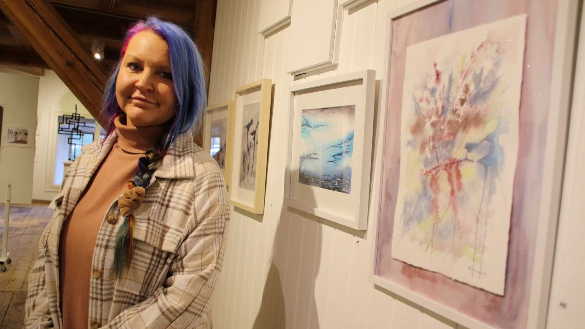 28 lokala konstnärer ställer ut på Museet Kvarnen. Utställningen går under namnet Salong Höstglöd. Miranda Heikkinen är en av dem.