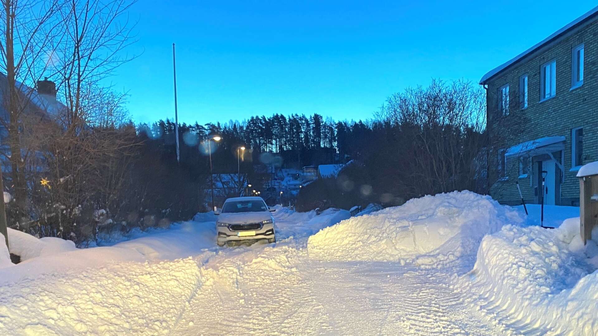 Morgonen den 18 januari hade inte snöröjningen kunnat utföras på Spectorsgatan och man kunde inte passera. En snövall placerades framför och en bakom bilarna på den aktuella adressen.